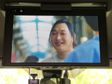 天井部分にモニターを備え、映像を楽しめる車内空間です。停車中の待ち時間などに映像を見られ、同乗者とのお出かけにも活用できます。画面が前席上部にあり、後席からも目に留まりやすい配置です。
