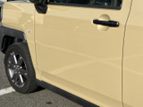ドアトリムのデザインが、車内全体の質感を高めています。機能性とデザイン性を両立した、洗練された空間です。