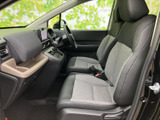 前席は左右それぞれにゆとりを確保し、シートの落ち着いた配色が車内に調和しています。前方を見渡しやすい視界と、手の届きやすい位置にまとまった運転席まわりで、毎日の乗り降りも自然に行えます。
