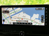 高精細な地図表示で、スムーズなナビゲーションを実現。運転に集中しながら、安心して目的地までご案内します。