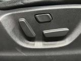 【パワーシート】電動でシートポジションの変更が可能です。手動式より細かくシート設定が可能ですのでより快適な姿勢でドライブを楽しんで頂けるでしょう。