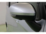 ウインカーミラーはお洒落なだけでなく、対向車や歩行者からの視認性が良く安全性が向上し、事故防止にもつながります。