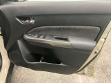 【運転席ドア】ドリンクホルダーと収納ポケットがあります。