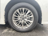 【純正アルミホイール】純正設計ならではの美しいデザインと精密な仕上げで、車両全体のスタイリングを引き立てます。