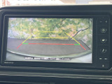 後方の映像にガイドラインが表示され、駐車時に車両と周囲との位置関係を確認する目安になります。後退時の安全確認をサポートする便利な装備です。