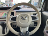 手元にスイッチが配置され、運転姿勢を保ちながら必要な操作に手を伸ばしやすい構成です。前方を見ながら使う場面にも配慮されており、日々の移動を快適にサポートしてくれます。