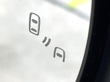 【ブラインドスポットモニター】走行中、ドアミラーの死角になりやすい箇所に後続車が接近するとサイドミラー付近に警告を表示、ドライバーに注意喚起をしてくれます。
