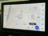 鮮明な地図表示で、目的地までスムーズに案内してくれます。周辺情報も充実しており、初めての場所でも安心です。運転に集中できる環境を整えます。