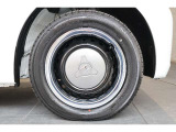 純正のホイールキャップが足元を飾ります!タイヤサイズは155/65R14を装備しております!!