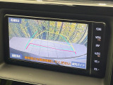 【バックカメラ】駐車時に後方がリアルタイム映像で確認できます。大型商業施設や立体駐車場での駐車時や、夜間のバック時に大活躍!運転スキルに関わらず、今や必須となった装備のひとつです!
