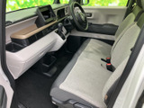 横並びの前席は明るい色合いで、車内に落ち着いた雰囲気をもたらします。視界を遮りにくい前方まわりと足元の余裕があり、運転する方も隣の方も快適にお過ごしいただけます。
