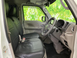 広々とした室内空間が魅力的な運転席。ゆったりと座って、快適なドライブを楽しめます。落ち着いた色調が心地よい空間を演出します。
