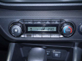 【オートエアコン】設定した温度になるように車が自動で風量や吹き出し口、冷暖房の強さを調整してくれるエアコンです。一度温度を設定すれば、自動で快適な室温を保ってくれるので運転に集中しやすいですよ♪