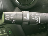 表示がレバー上にまとまり、各設定を目で確認しやすくなっています。運転席から手の届く位置に配されており、天候や視界の変化に応じた操作を行いやすい装備です。