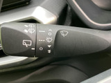 雨天時でもクリアな視界を確保するワイパー。直感的な操作で、安全な運転をサポートします。