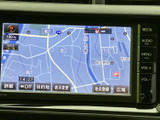 見やすい地図画面で、スムーズなナビゲーションを実現。周辺施設や道路状況を的確に表示し、目的地まで安心してお届けします。VICS情報も確認可能。