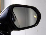 隣の車線を走る車を検知し後側方からの車や急接近してくる車をドアミラーのインジケーターを点灯させることで知らせてくれます。