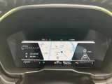 速度や燃料残量などの情報に加え、地図も表示される見やすいメーターまわりです。必要な情報を運転席から確認しやすく、走行中の状況把握や目的地の確認をサポートしてくれます。
