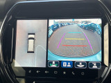 後方映像に加えて車両周囲の表示も確認でき、駐車時の周辺把握をサポートします。画面上には目安となるラインも表示され、限られたスペースでの車庫入れに役立ちます。
