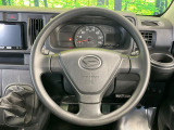 インテリアに合わせたデザインのステアリングは、運転される方のことも考え、運転しやすい形状、大きさです。是非一度、実際に触ってお確かめください。