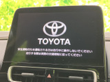 大きく見やすい画面で、起動時の案内も確認しやすい配置です。運転中の操作を控えるよう表示され、安全運転への意識づけにもつながります。日常の移動を支える装備です。