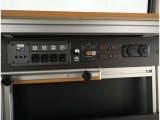基本電源ユニット:走行時にサブバッテリーへ充電し、エンジン停止後も電源供給が可能です。