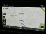 地図上に現在地や周辺の道路が表示され、画面下部からメニューや目的地検索へ進めます。行き先の確認やルート選びに活用しやすい表示です。