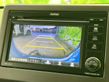 後方の映像にガイド線が表示され、駐車時に車両と周囲との位置関係を確認する目安になります。バックでの車庫入れや狭い場所での切り返しなど、日常の駐車を助ける装備です。