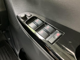 ドアの窓操作スイッチがまとまっており、運転席から各窓を扱いやすい配置です。ミラー調整用のつまみも近くに備わり、乗り降りや同乗者の窓操作にも便利です。
