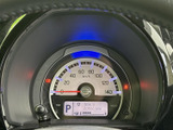 速度計とデジタル表示がまとまり、走行中に必要な情報を目で追いやすいレイアウトです。警告灯や各種表示も確認しやすく、日々の運転をサポートします。