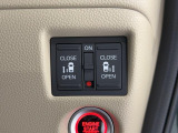 【両側パワースライドドア】両側がパワースライドドアになっており、運転席のスイッチやスマートキーのボタンからでも開閉が可能です!狭い駐車場でのお子様の乗り降りに便利です
