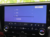 FMやAM、TV、交通情報などの選択肢が一覧で表示され、希望する音源を選びやすい画面です。項目が見分けやすく、普段使いから移動中の情報確認まで幅広く活用できます。操作部も画面下に集約されています。