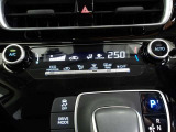 オートエアコンです。車内を設定温度に保ち、快適空間をキープします。