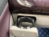 【助手席ドリンクホルダー】使いやすさに配慮したドリンクホルダー