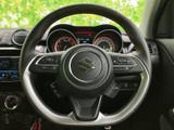手元にスイッチ類がまとまり、運転姿勢を大きく変えずに各種機能へアクセスできます。メーターの確認もしやすい配置で、日々の運転を快適にサポートしてくれます。