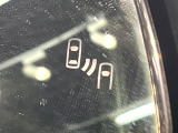 【ブラインドスポットモニター】走行中、ドアミラーの死角になりやすい箇所に後続車が接近するとサイドミラーのレンズに警告を表示!ドライバーに注意喚起をしてくれます。