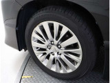 かっこいいホイールですね。 車のイメージを大きく左右するホイール部分はコダワリを持ちたいですね。