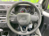 インテリアに合わせたデザインのステアリングは、運転される方のことも考え、運転しやすい形状、大きさです。是非一度、実際に触ってお確かめください。