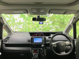 運転席まわりは前方を見渡しやすい構成で、座ったまま必要な視界を確保しやすい印象です。シートや周辺のまとまりもあり、毎日の移動を心地よく支えます。