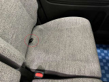 【シートアンダーボックス】座面に付いているこの紐を引っ張ると