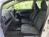 ドライバーの視界を妨げない、広々とした室内空間です。操作しやすい配置で、運転に集中できます。