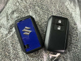 スマートキーをポケットやバッグに携帯していれば、キーを取り出すことなくドアハンドルを握り解錠、ドアハンドルのセンサーに触れるだけで施錠できます。