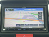 鮮明な地図表示で、運転中の情報収集をサポート。ルート検索も簡単に行え、初めての場所でも安心です。見やすい画面で安全運転を支援します。