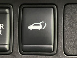 【パワーバックドア】スマートキーや運転席のボタンを押すだけでリアゲートが自動で開閉します!荷物を持っている時や、高い位置にあるバックドアを閉める際に便利な機能です♪