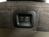 運転席背面に後部座席用端子2個