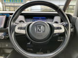 左右のスポーク部分に複数のスイッチが配置され、運転姿勢を大きく変えずに手元から操作できます。メーター類も正面に見えるレイアウトで、運転中に必要な情報を確認しやすい構成です。