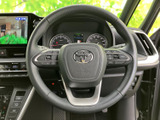 握りやすいステアリングは、運転操作を快適にします。操作性にも優れ、スムーズなドライビングを実現します。