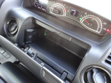 運転席の上部にあるアッパーボックスは、財布や小物などでもすぐに取り出せる便利な収納☆