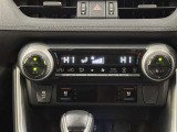 左右独立温度コントロールフルオートエアコンです。運転席、助手席それぞれで独立して温度設定ができます。冷え性の方が乗っても安心ですね♪