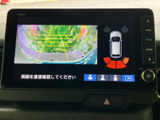 後方の映像と車両周囲の検知表示を確認しながら、駐車時の位置合わせをサポートします。ガイド線も表示されるため、画面を見て周囲を確かめつつ、落ち着いて後退できます。
